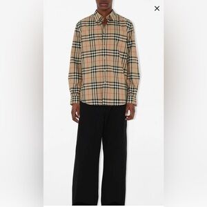 Burberry Button down shirt in “Vintage Check”  size L